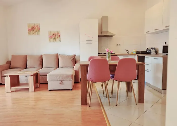 Apartment Nora Near The Beach